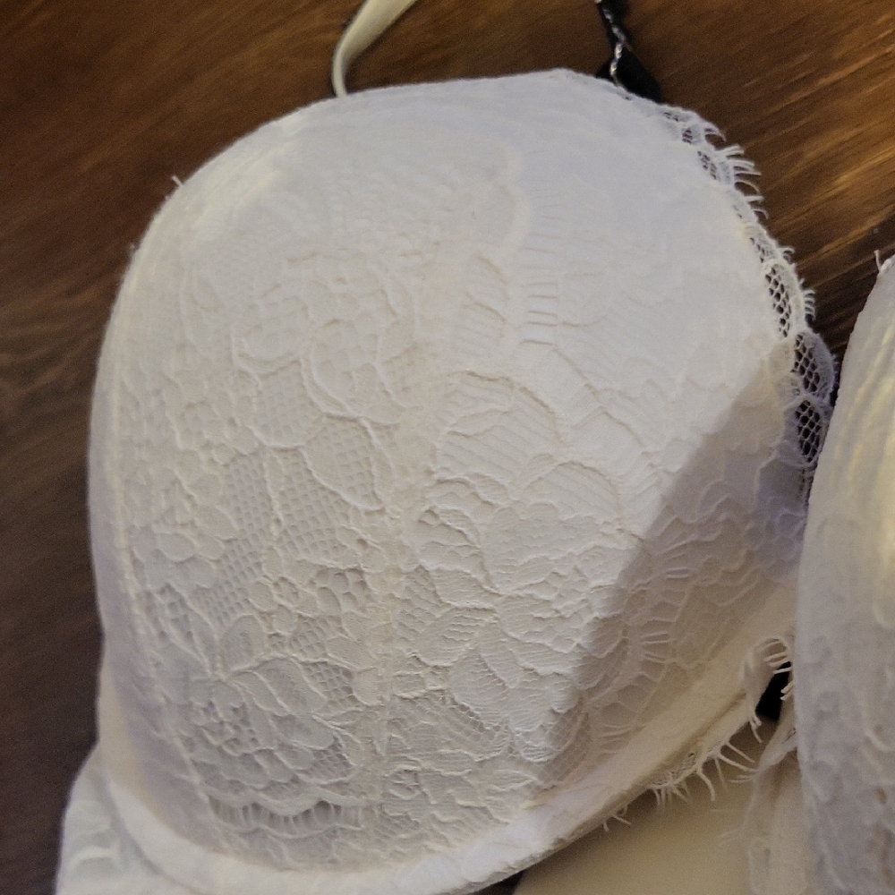 34 DDD Victoria's Secret Puch-up Underwire Bra - Picture 2 of 8